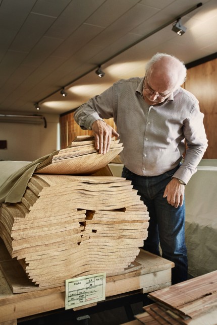 Edle Oberflächen: Torben Hansen prüft eine Lage Furnierholz. Sein Ziel ist es, Böden und Holzoberflächen die natürliche Schönheit zu erhalten und sie trotzdem langlebig zu machen.
