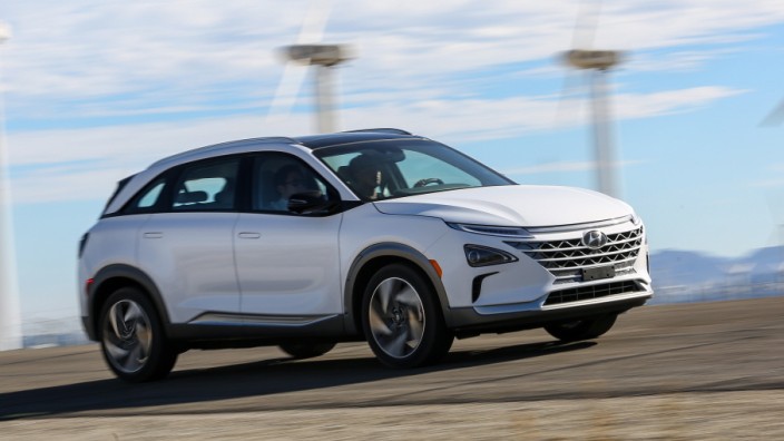 Der Hyundai Nexo fährt mit Brennstoffzellen-Antrieb und erreicht eine Spitzengeschwindigkeit von knapp 180 Km/h.