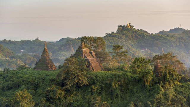 Nebel über Hügeln und Stupas von Mrauk U bei Sonnenuntergang Burma Myanmar Asien *** Mist over hi