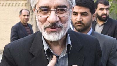 Bahman Nirumand: Mir Hossein Mussawi geht als wichtigster Kandidat der Reformer in den Wahlkampf. Er war in den achtziger Jahren schon einmal Ministerpräsident des Landes, seitdem aber von der politischen Bildfläche verschwunden. Weil Mussawi antritt, zog der frühere Präsident Mohammed Chatami seine Kandidatur zurück.