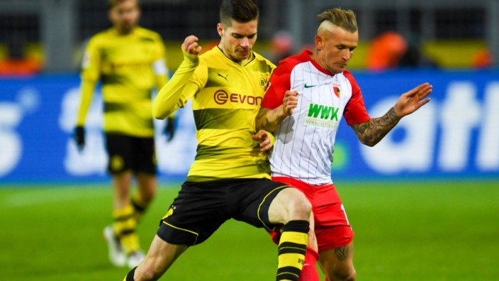 FC Augsburg: Rollentausch: Nach der Auswechslung von Raphael Framberger wechselte Jonathan Schmid gegen Dortmund auf der rechten Seite von der offensiven in die defensive Position - womöglich auch gegen Hoffenheim.