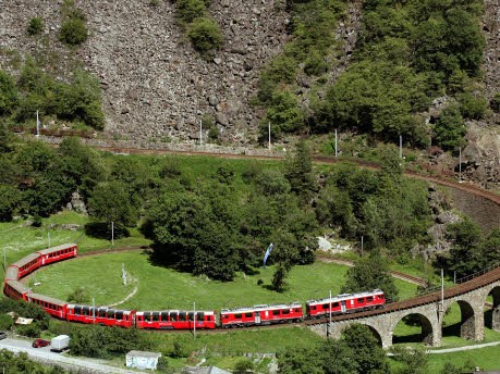 Im Bernina-Express von der Schweiz nach Italien über die Alpen, dpa
