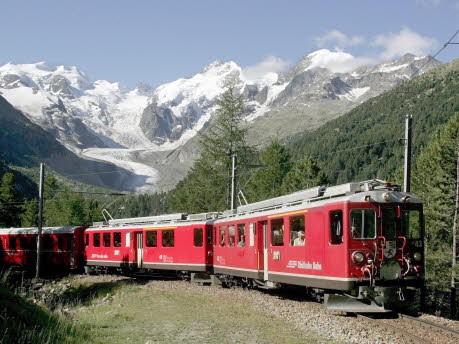 Im Bernina-Express von der Schweiz nach Italien über die Alpen, dpa
