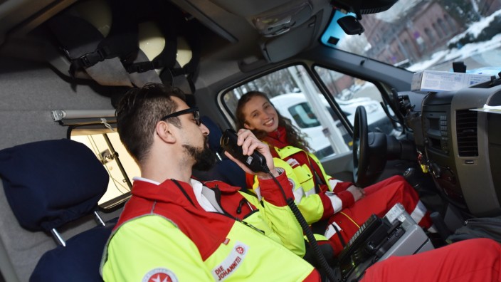 Rettungssanitäter: Adrian Gaßmann und Heidi Ries auf dem Weg zum nächsten Einsatz.