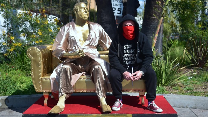 Los Angeles: Der Künstler "Plastic Jesus" neben dem goldenen Harvey Weinstein.