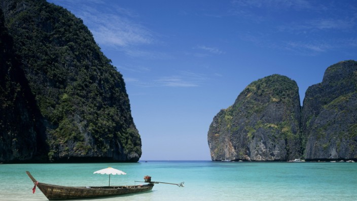 Paradiesische Orte: Maya Bay auf Ko Phi Phi im Süden Thailands: Von Touristen liebevoll überrannt, bis das Paradies im Eimer war.