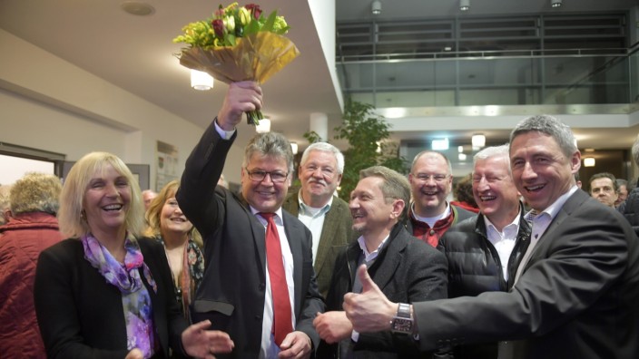 Bürgermeisterwahl: Edwin Klostermeier (Zweiter von links) jubelt: Der Putzbrunner SPD-Bürgermeister geht in eine dritte Amtszeit.