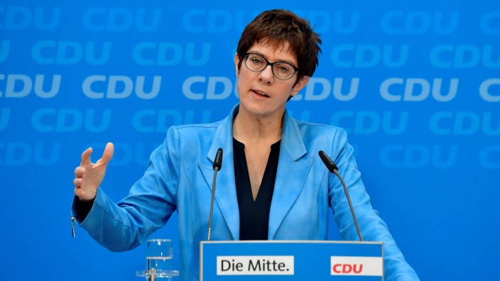Bundesregierung: Das Gesetz "über die Grundsicherung für Arbeitslose" ist und bleibt ein Unglück für den Sozialstaat - und anders als die CDU-Generalsekretärin Kramp-Karrenbauer meint, hat es wenig mit Vergangenheitsbewältigung zu tun.