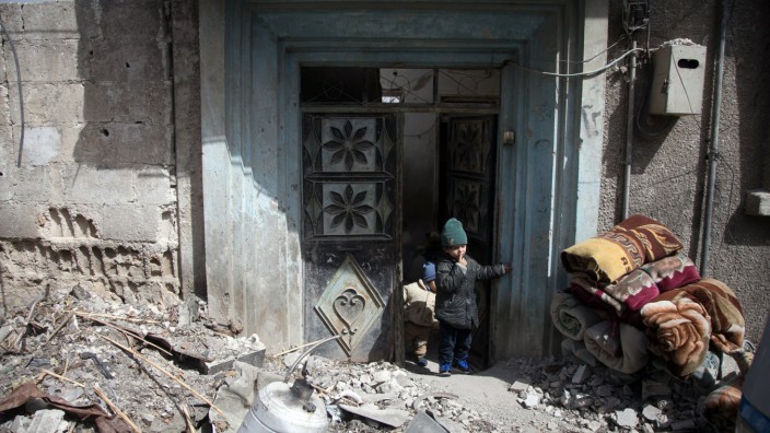 Syrien: Viele Bewohner der umkämpften Region bei Damaskus müssen ihre zerstörten Häuser verlassen. Doch wohin?