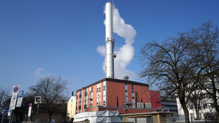 Energieversorgung: Die Stadtwerke betreiben heute schon mehrere Anlagen, die nur bei Bedarf in Betrieb gehen. Eine davon ist das Heizwerk an der Kathi-Kobus-Straße im westlichen Schwabing.
