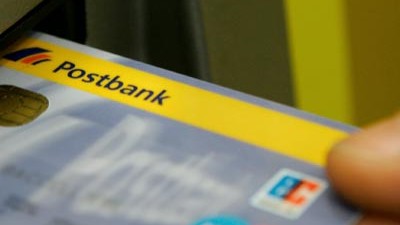 Neue AGB der Banken: Wenn die EC-Karte verlorengeht oder gestohlen wird und ein Fremder Geld abbucht, muss der Kunde demnächst bis zu einer Höhe von 150 Euro selbst haften.