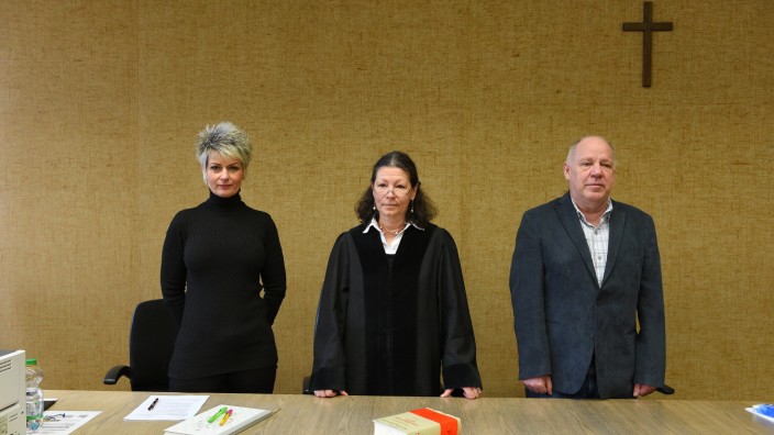 Jugendschöffen: Die beiden Jugendschöffen Zuzana Gehlert (li.) und Ulrich Hering urteilen gemeinsam mit Richterin Birgit Brunn über die Angeklagten.