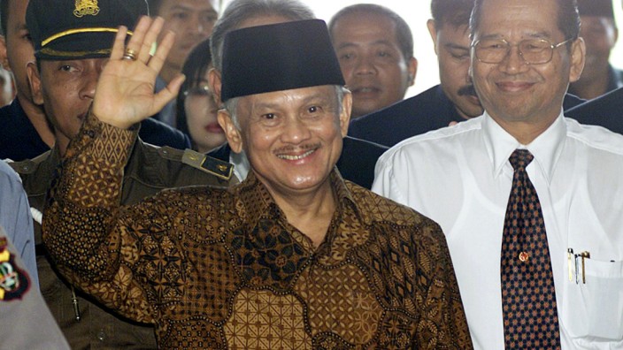 FORMER INDONESIAN PRESIDENT B.J. HABIBIE ARRIVES AT THE ATTORNEY GENERAL OFFICE IN JAKARTA