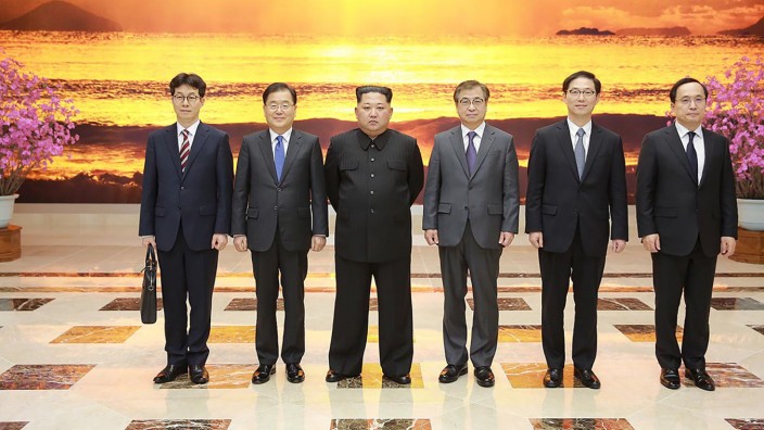 Treffen in Pjöngjang: So nahe waren sich Nord- und Südkorea selten: Der Diktator der Volksrepublik Kim Jong-un (3. von links) empfing eine Delegation aus dem Süden zu Gesprächen in Pjöngjang. Der nationale Sicherheitsberater Südkoreas, Chung Eui-yong (2. von links) brachte anschließend gleich mehrere Zusagen mit zurück nach Seoul.