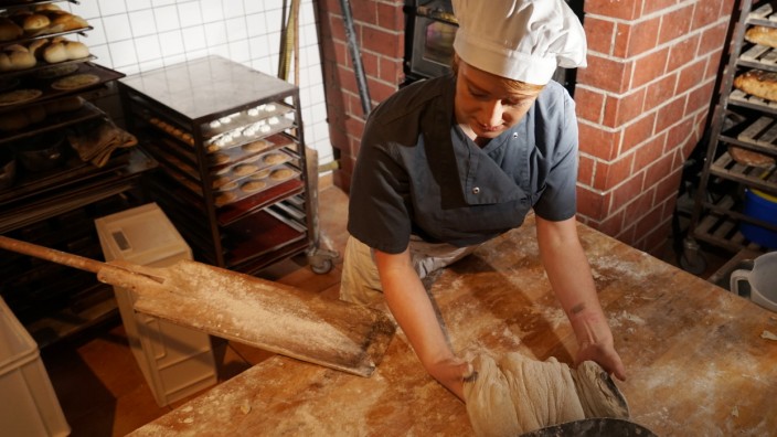 Gehalt: Eine Auszubildende in einer Münchner Bäckerei: Der Job ist etwas für Frühaufsteher, die Vergütung für Lehrlinge legte jetzt überdurchschnittlich zu.