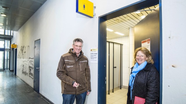Nahverkehr in Starnberg: Am Dienstag haben Bürgermeisterin Eva John und Betriebshofleiter Peter Mayer die neu hergerichteten Toiletten geöffnet. Vor Jahren hatte die Bahn die WC-Anlage geschlossen.