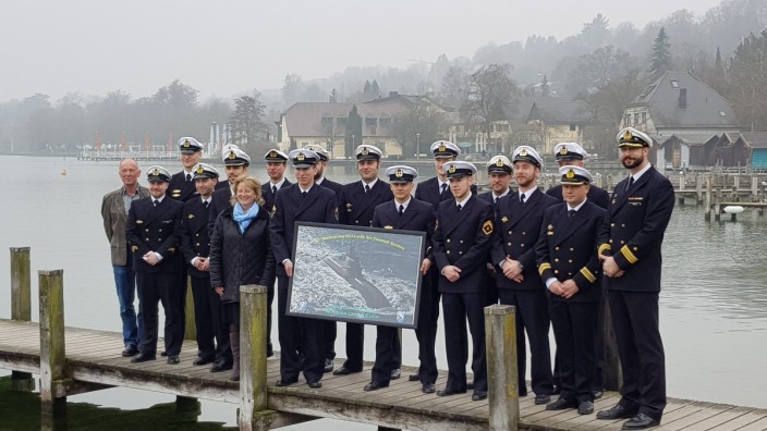 Besatzung des Paten-U-Boots U36 zu Besuch in Starnberg. Ganz rechts U-Boot-Kommandant Michael Rudat, in der MItte Bürgermeisterin Eva John