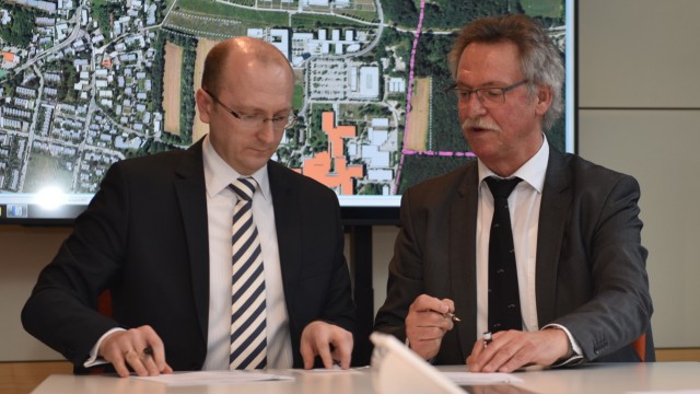 Martinsried: Im Jahr 2018 haben der damalige Planegger Bürgermeister Heinrich Hoffmann (rechts) und der Leiter der Projektmanagementgesellschaft, Dimitri Steinke den Vertrag für die Verlängerung der U-Bahn unterzeichnet.