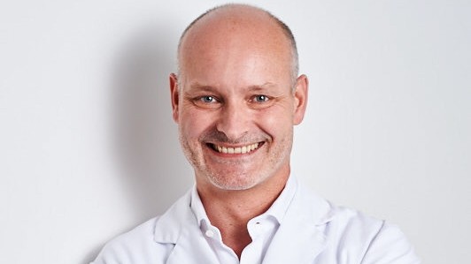 Schönheitsoperationen: Jens Baetge, Leiter der Nürnberger Klinik für ästhetisch-plastische Chirurgie, operiert 150 Nasen im Jahr.