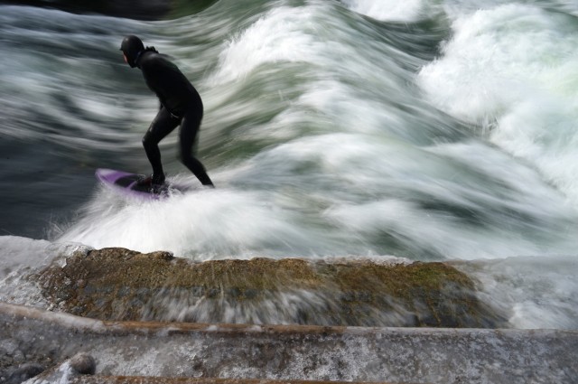 Sport in München: Surfen auf der Eisbachwelle