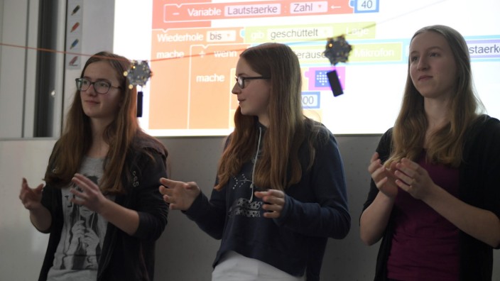 Bildung: Annabel Böhner, Pia Katzorte und Lina Polzer haben die Minicomputer im Rhythmus eines Liedes zum Blinken gebracht.