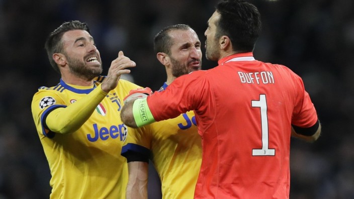 Juventus Turin in der Champions League: Noch einmal geschafft: Andrea Barzagli, Giorgio Chiellini und Gianluigi Buffon (v.l.) nach dem 2:1 in London.