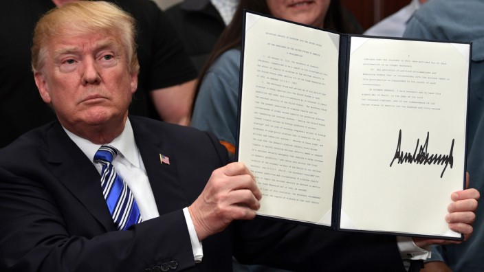 US-Präsident Donald Trump hält eine unterzeichnete Proklamation zu Einfuhrzöllen auf Aluminium in die Höhe.