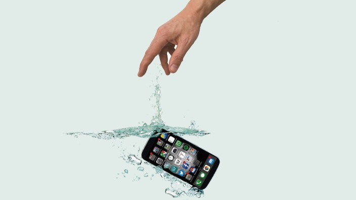 Smartphone-Sucht: Für nicht wenige Menschen ein Albtraum: das Smartphone geht baden. Illustration: Christian Tönsmann