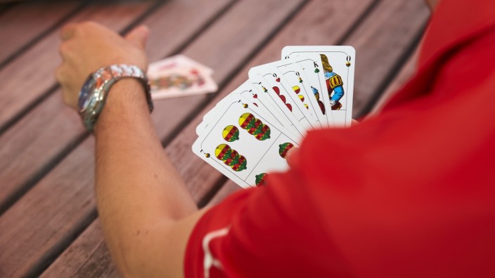 Die Woche: Familie Zinner spielt gerne. Unter anderem "Wattn", ein bayerisches Kartenspiel, das es locker mit Poker aufnehmen kann.