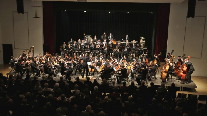 Konzertkritik: Unter dem Dirigat von Yoel Gamzou und mit dem Solisten Gilles Apap gelangen der Neuen Philharmonie in Wolfratshausen berückende Stücke.