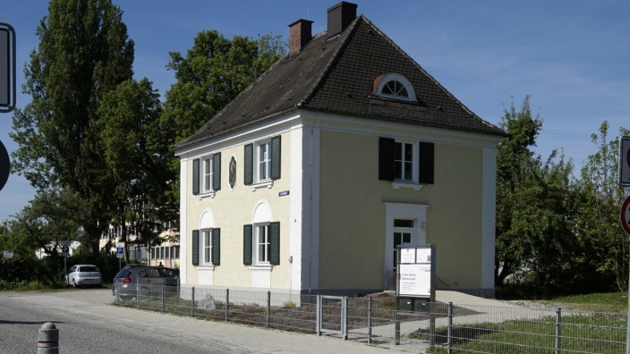 Zindlerhaus Unterföhring: Ist dem Bau einer Kinderkrippe im Weg: das denkmalgeschützte Zindlerhaus am Unterföhringer Bahnhof.