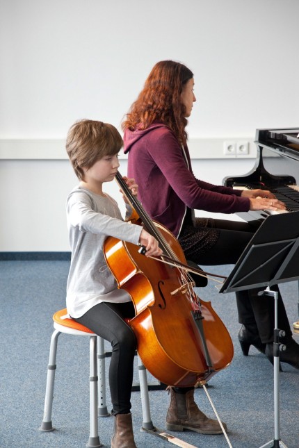 Junge Musiker aus dem Landkreis: Sophie Spranger spielt Violoncello und wird am Flügel begleitet.