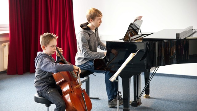 Junge Musiker aus dem Landkreis: Laurin Preisenberger an seinem Violoncello.