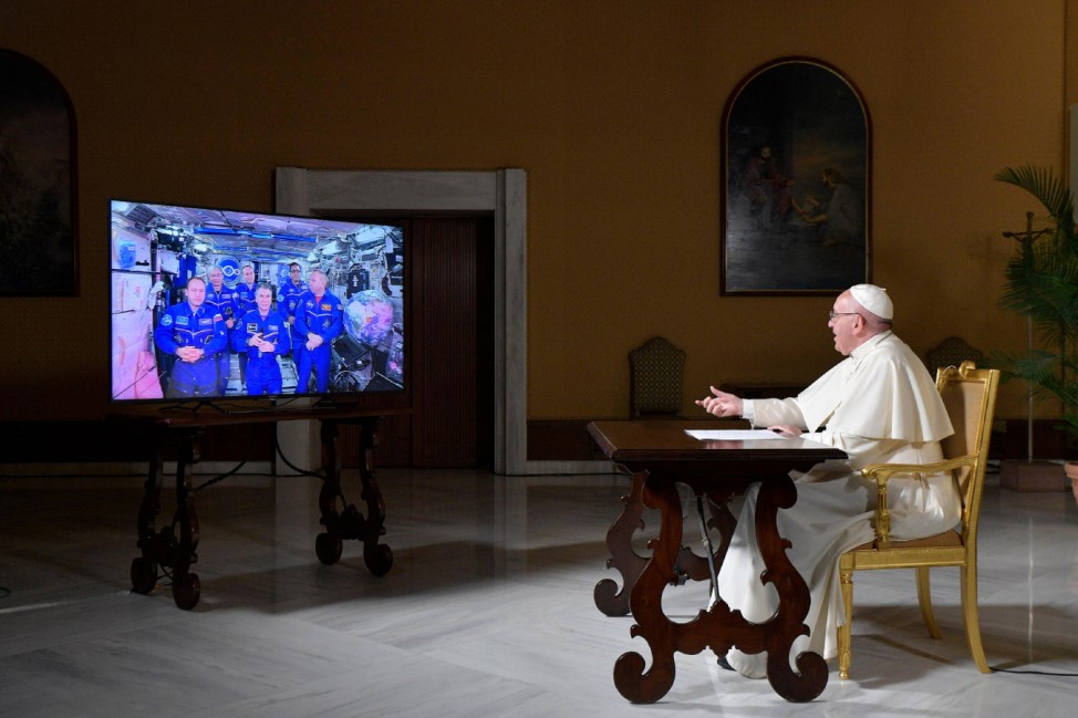 Papst Franziskus telefoniert mit dem All