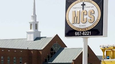 Illinois: Mord in der Kirche: Entsetzen in Maryville: In dieser Kirche feuerte ein Mann auf den Pfarrer, bis seine Waffe versagte.
