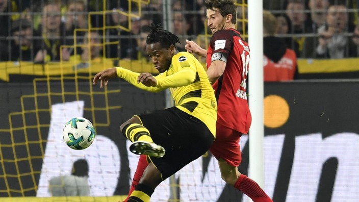 Borussia Dortmund: Die Nachspielzeit war fast schon abgelaufen, als BVB-Stürmer Michy Batshuayi in Schräglage dazu ansetzte, den Ball im Torwinkel zu platzieren.