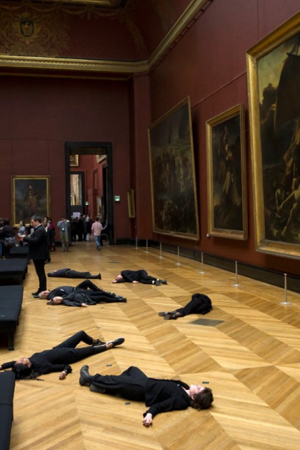 Stilkritik: Umweltaktivisten vor dem Gemälde „Das Floß der Medusa“ im Pariser Louvre.