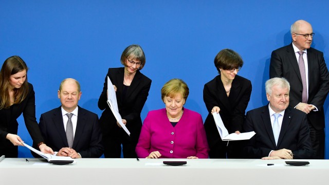 Union und SPD: Entschlossen, „ordentlich zu regieren“: die Koalitionspartner Olaf Scholz (SPD), Angela Merkel (CDU) und Horst Seehofer (CSU).