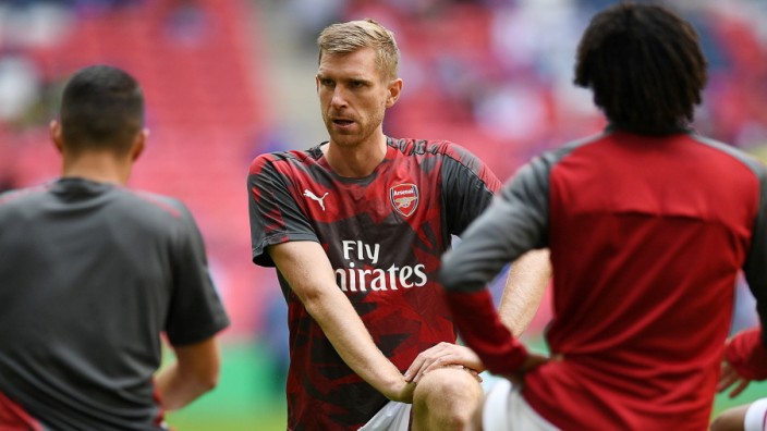 Arsenal-Profi Per Mertesacker wärmt sich vor dem Spiel gegen Chelsea London auf.