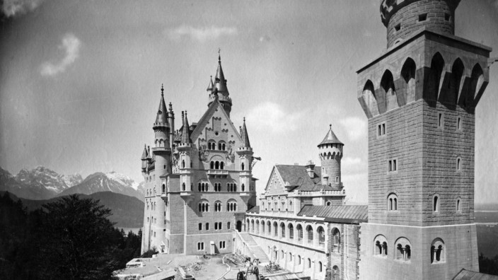 Schloss-Mythos: Hoffotograf Joseph Albert hielt 1886, im Todesjahr Ludwigs II., die Baustelle im Schlosshof von Neuschwanstein fest, die Schauplatz eines neuen Romans ist.