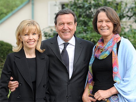 Gerhard Schröder, Doris Schröder-Köpf und Christina Rau; dpa