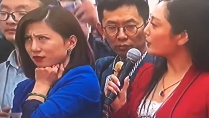 China: Das darf doch nicht wahr sein! Liang Xiangyi (links) verliert in Peking gerade ein bisschen die Fassung.