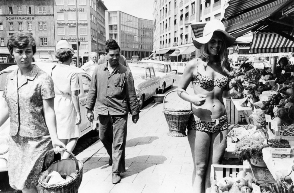 Einkaufen im Bikini in München, 1968