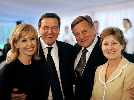 Ehepaar Schröder mit Ehepaar Mehdorn; dpa