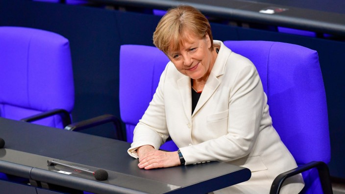 Seite Drei zu Angela Merkel: Angela Merkel nach ihrer Vereidigung im Bundestag.
