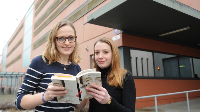Jugendarrest Stadelheim: Die Studentinnen Luise Cornelli (links) und Nadine Jene arbeiten freiwillig für das Projekt. Sie hoffen, dass die Bücher den ein oder anderen Teilnehmer ins Nachdenken bringen.