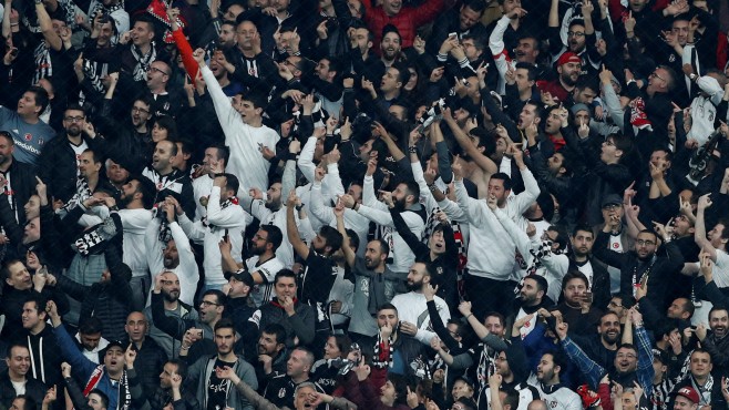 Champions League: Fans von Besiktas Istanbul im Spiel gegen den FC Bayern im Achtelfinale 2018.