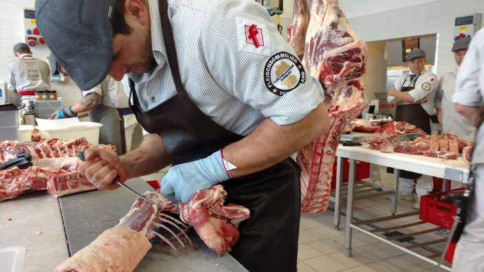 World Butchers Challenge: Matthias Endrass bereitet sich mit seinen Metzgerkollegen akribisch auf den bevorstehenden Wettkampf vor.