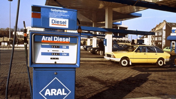 Eine Tankstelle in Wolfsburg 1976 - die Spritpreise von Diesel und Benzin haben auch 2017 stark geschwankt.