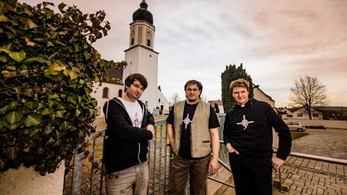Katholische Kirche: Seit bald vier Jahren leben Jonathan Veith, Kai Röder und Johannes Weise (von links) im Pfarrhaus neben der Sankt-Martin-Kirche in Egweil.